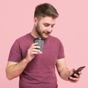 Homem com telefone usando whatsapp para divulgar sua vaquinha online