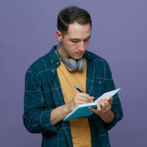 Homem escrevendo texto para vaquinha online