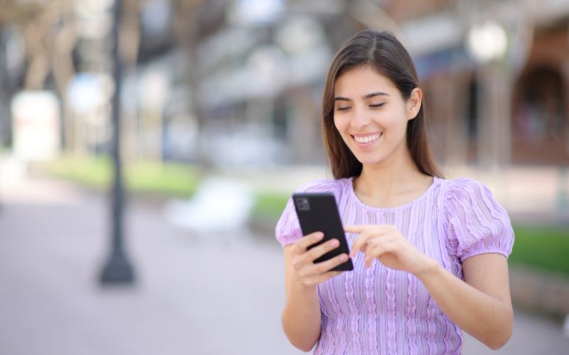 Mulher acessando sua conta de vaquinha online