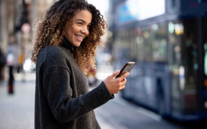 Mulher com telefone na mão usando o whatsapp