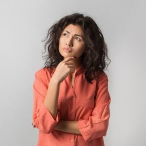 Mulher com dúvida sobre vaquinha online