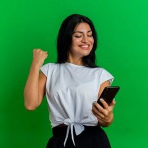 Mulher comemorando vaquinha online no whatsapp