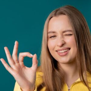 Mulher fazendo sinal de ok