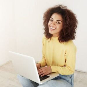 Mulher acessando vaquinha online no computador