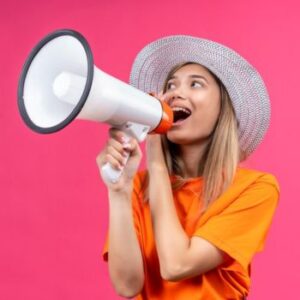 Mulher divulgando vaquinha online no megafone