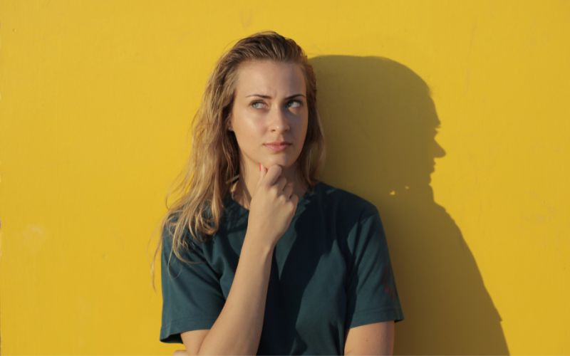 Mulher pensando em criar uma vaquinha online anônima