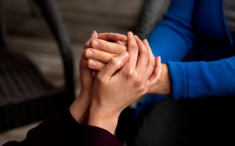 Pessoas de mãos dadas melhor site de vaquinha online