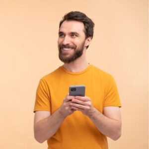 Homem com telefone na mão vendo sobre taxas da vaquinha online