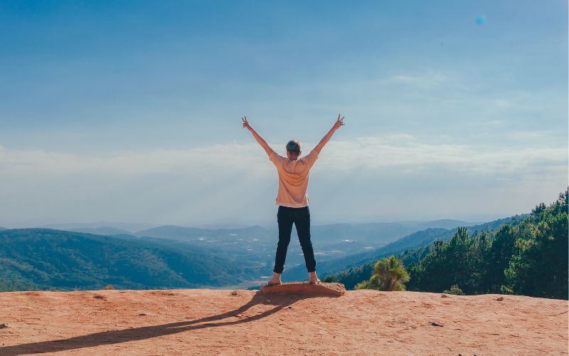Pessoa comemorando sua vaquinha online de sucesso