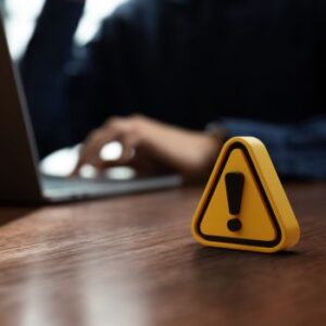 Pessoa no computador evitando fraude em sua campanha de arrecadação online